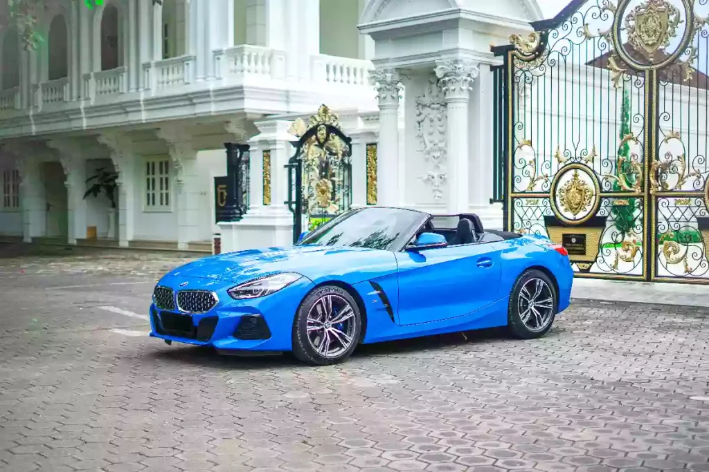 BMW Z4 biru, mobil sport convertible disewakan di Bali