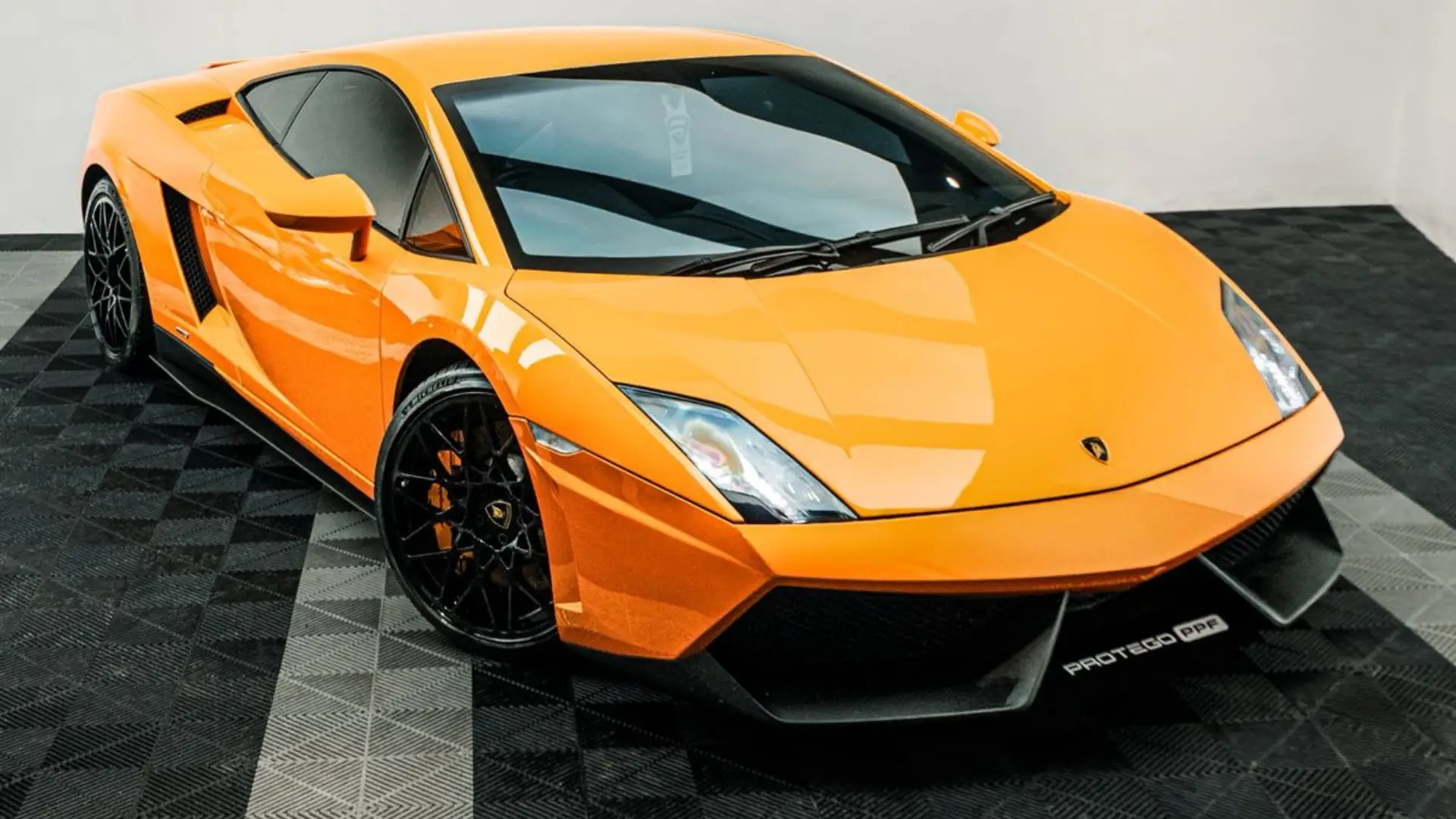 Lamborghini Gallardo LP 550-2 oranye, mobil sport disewakan di Bali