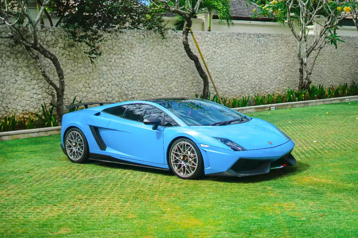 Lamborghini Gallardo biru, mobil sport disewakan di Bali