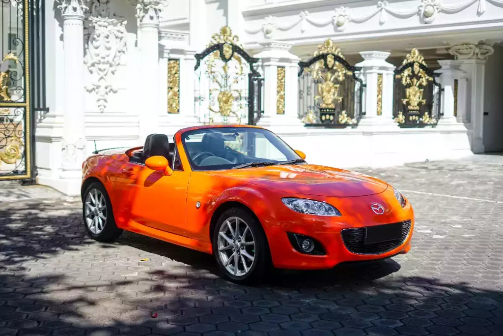 Mazda MX-5 Miata oranye, mobil sport convertible disewakan di Bali