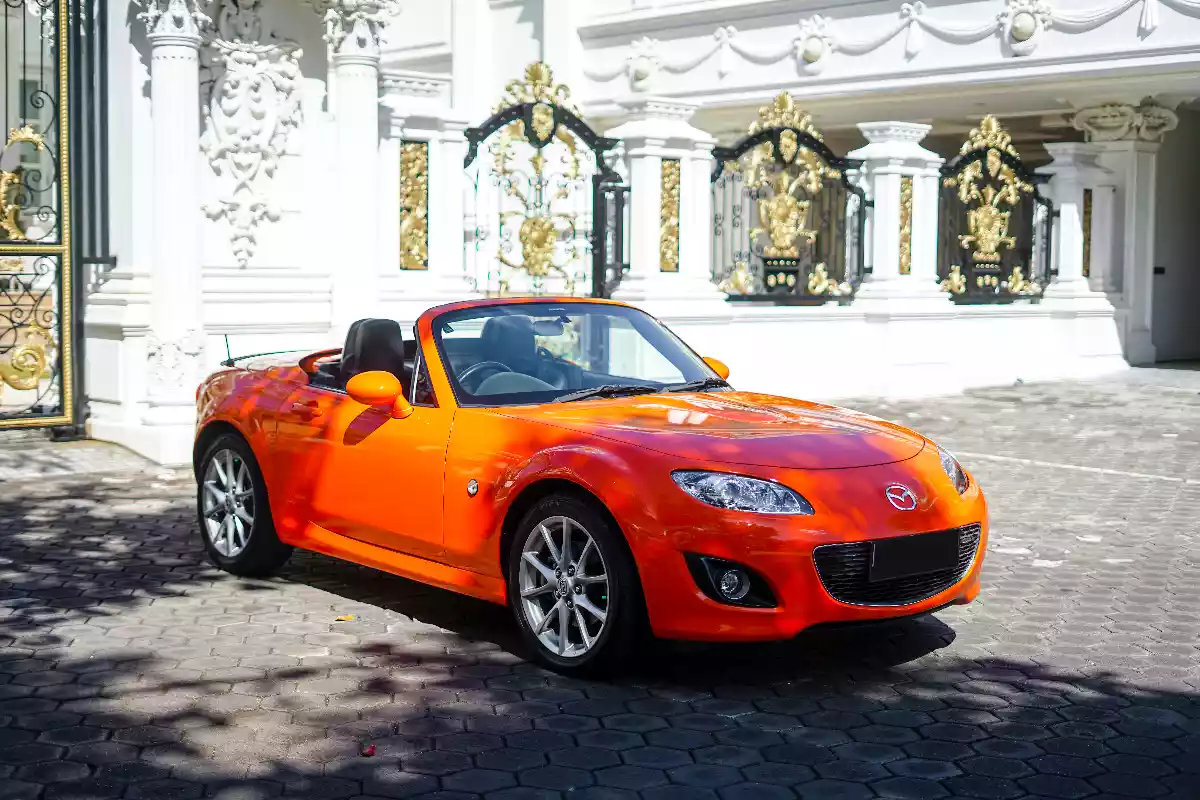 Mazda MX-5 Miata oranye, mobil sport convertible disewakan di Bali