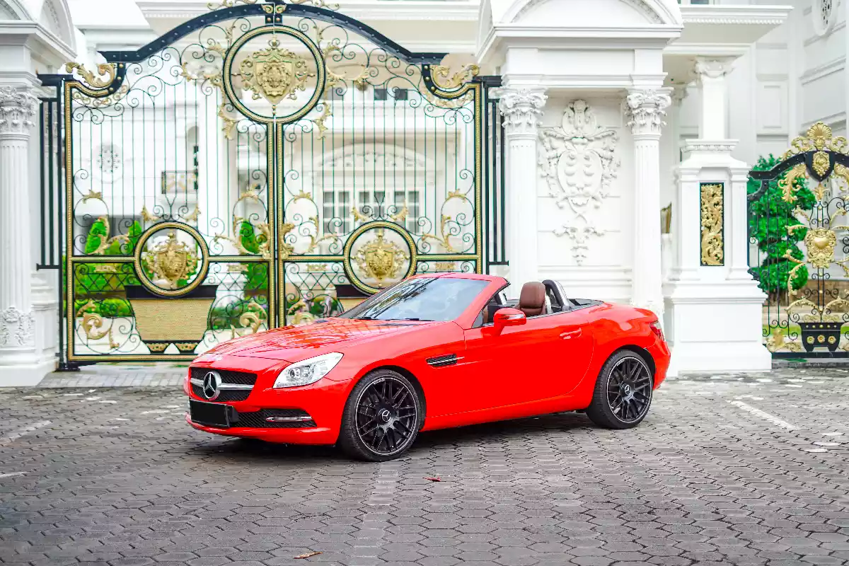 Mercedes-Benz SLK 350 merah, mobil sport convertible disewakan di Bali