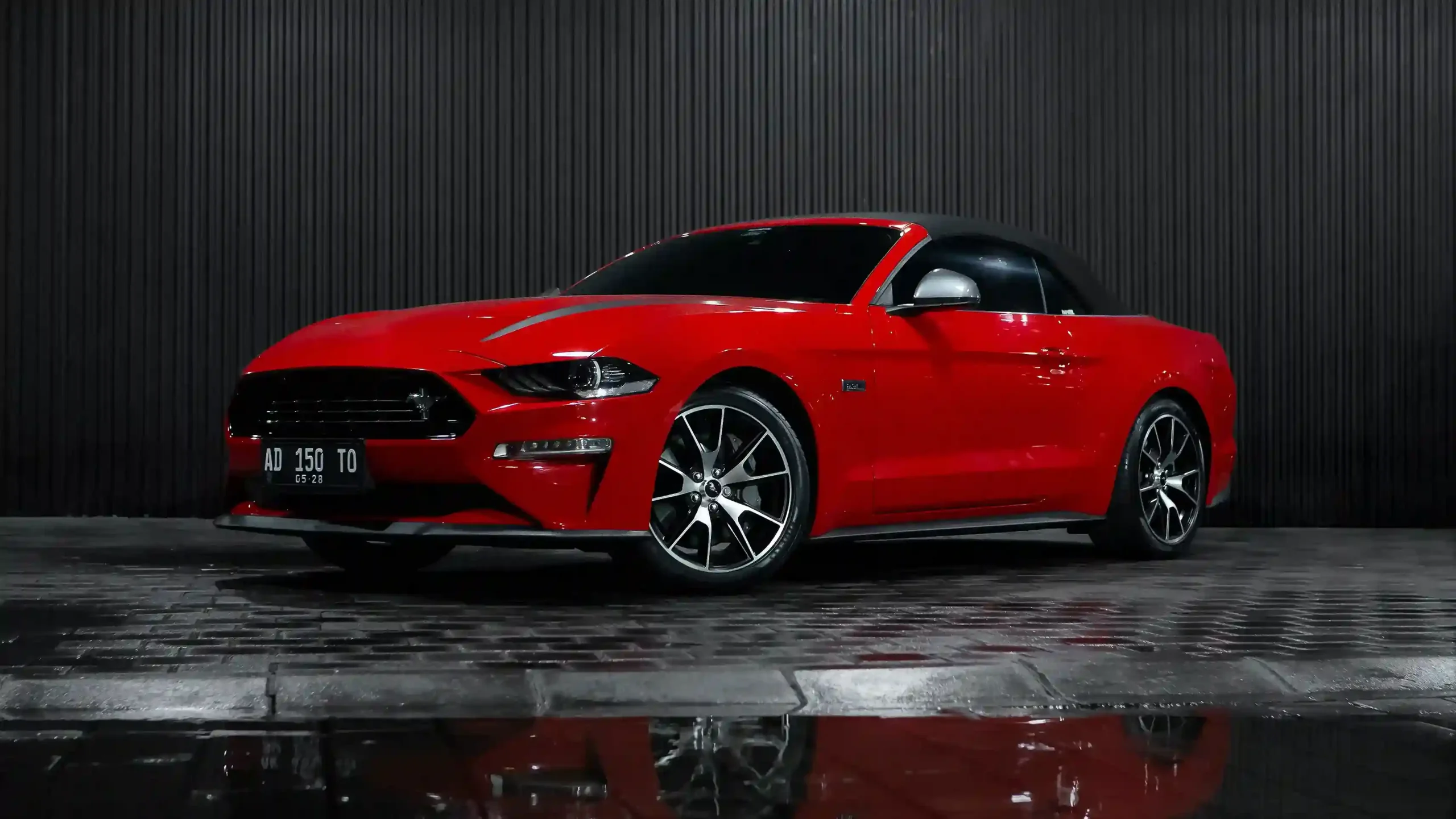 Ford Mustang Cabriolet merah, mobil sport disewakan di Bali