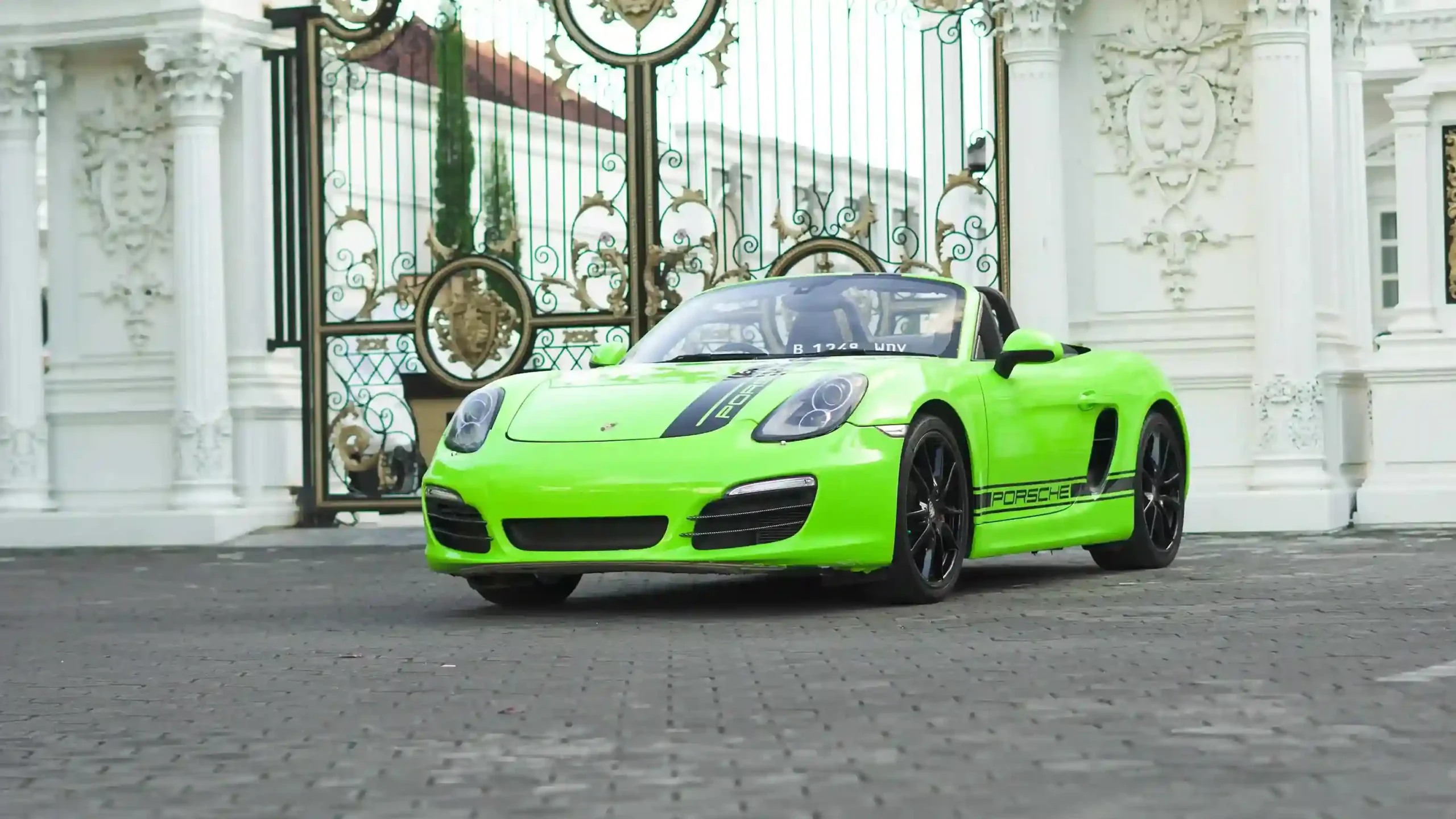 Porsche Boxster hijau, mobil sport convertible disewakan di Bali
