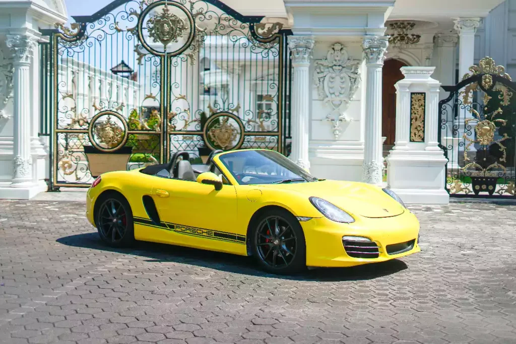 Porsche Boxster kuning, mobil sport convertible disewakan di Bali